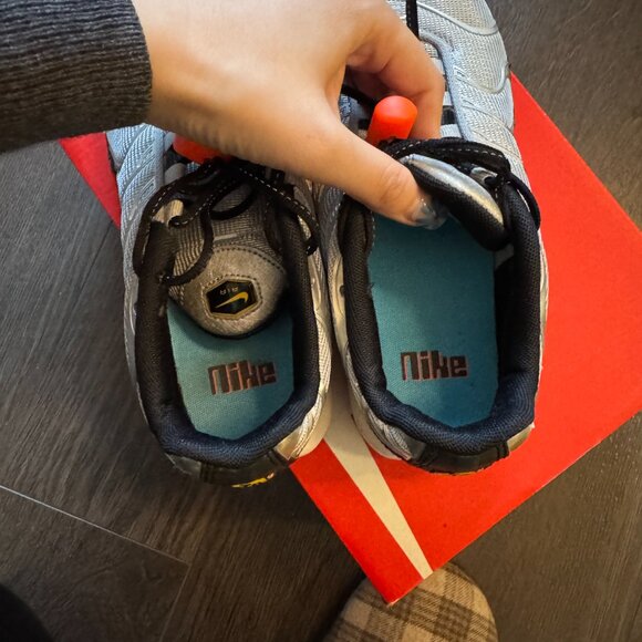 Nike Air Max Plus GS Metallic Silver Speed Yellow Size 5.5Y - Picture 4 of 12